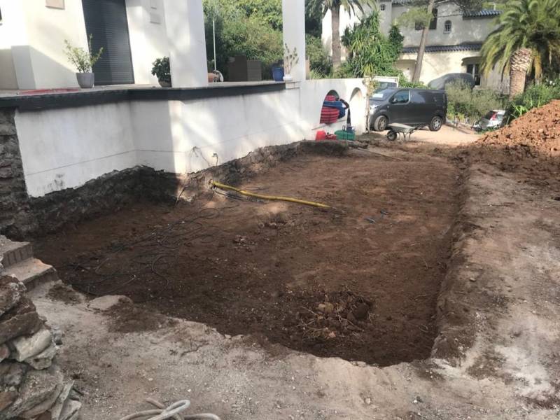 Construction de piscine béton à fond plat avec plage et escalier immergé à Fréjus