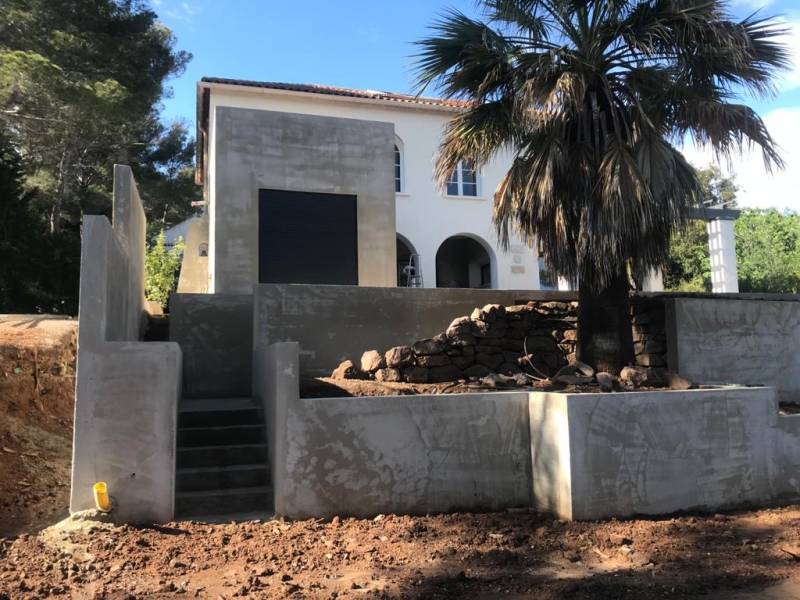 Construction de piscine béton à fond plat avec plage et escalier immergé à Fréjus