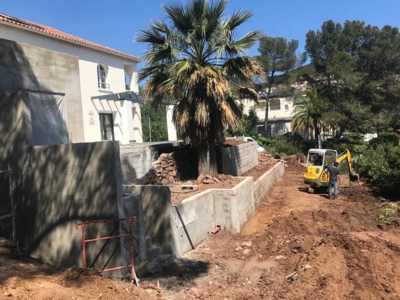 Construction de piscine béton à fond plat avec plage et escalier immergé à Fréjus