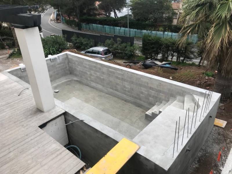 Construction de piscine béton à fond plat avec plage et escalier immergé à Fréjus