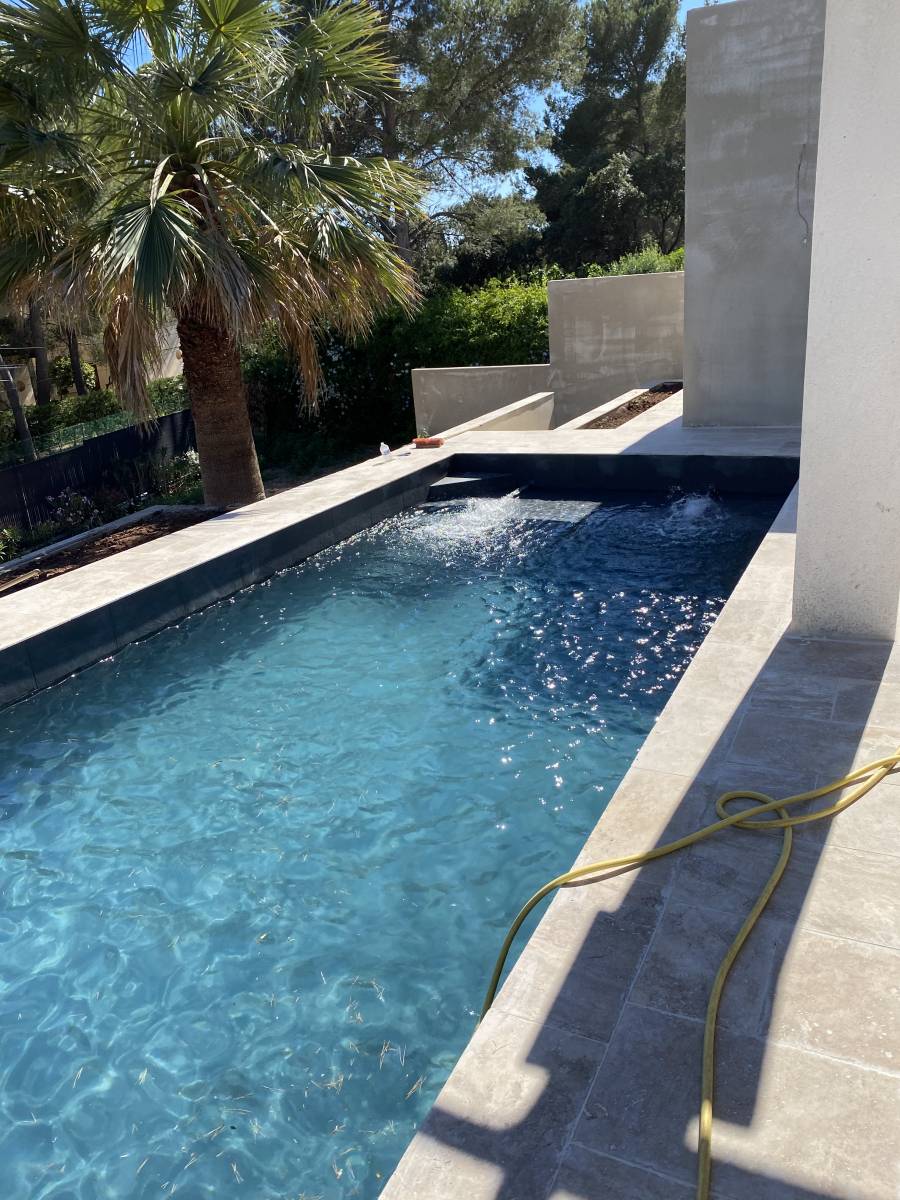 Construction de piscine béton à fond plat avec plage et escalier immergé à Fréjus