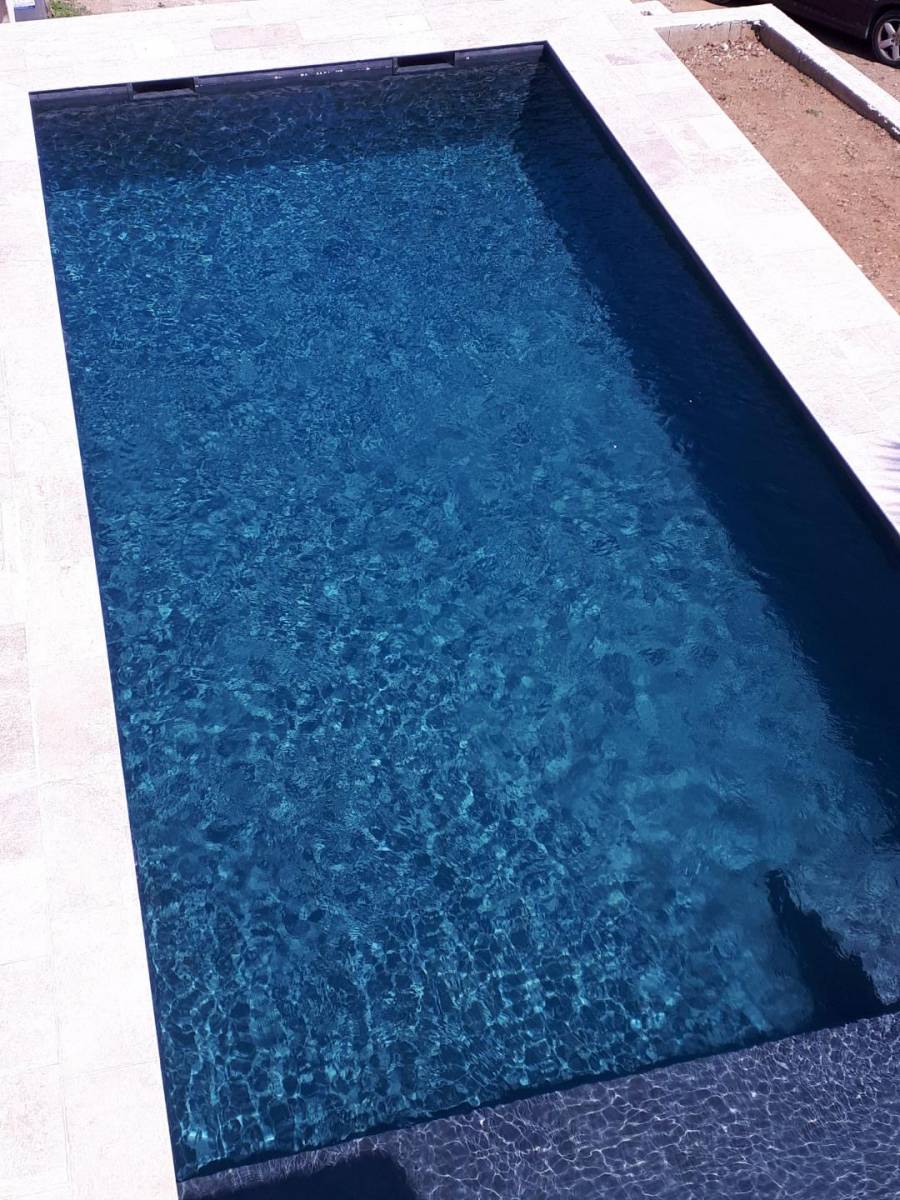 Construction de piscine béton à fond plat avec plage et escalier immergé à Fréjus